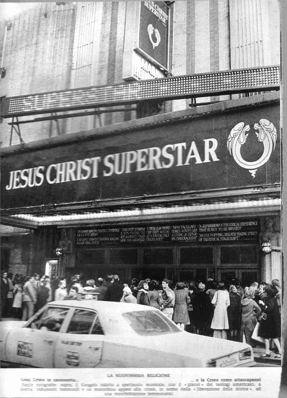 LA NUOVISSIMA RELIGIOSITA'-fila di giovani alla anteprima del  film   JESUS CHRIST SUPERSTAR.jpg - LEAD Technologies Inc. V1.01